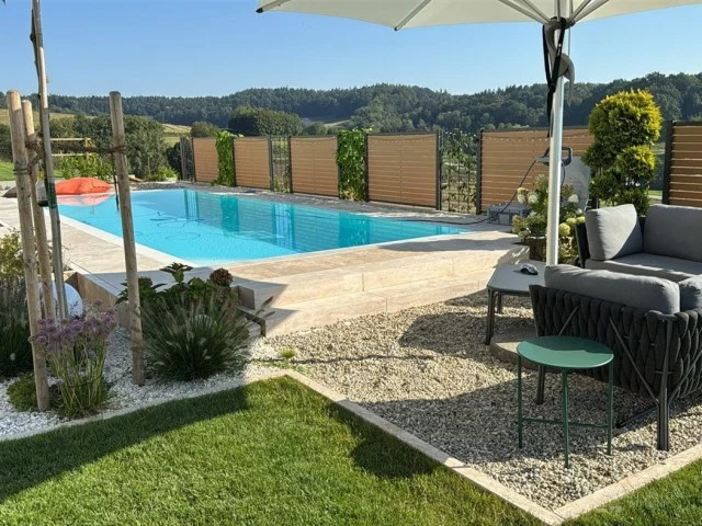 Poolgarten mit weitem Blick