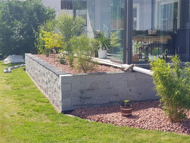 Hochbeet an der Glasfassade – Granit-Mauersteine – 15 × 20 × 40 cm