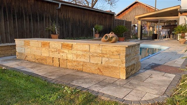 Warme Steinfarben im Garten – Travertin-Mauersteine Gold