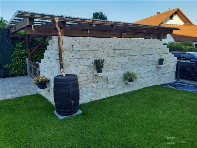 Gartenmauer als Blickfang – Travertin-Mauersteine Classic