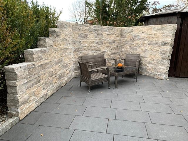 Geschützter Sitzplatz an der Steinmauer – Travertin-Mauersteine Silver