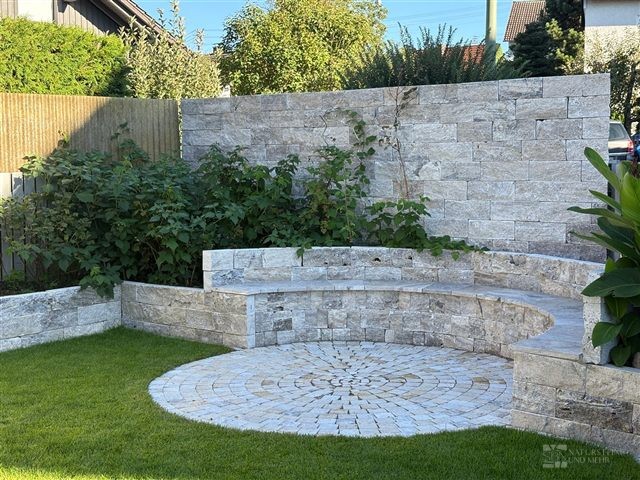 Geschwungene Mauern im Garten – Travertin-Mauersteine Silver
