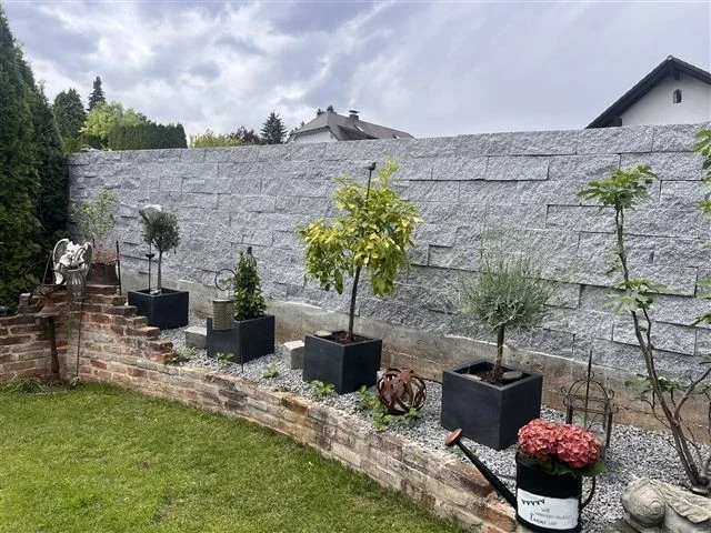 Walls: Granite walling stones — 15 × 20 × 40 cm, Granite chippings light grey — 16–22 mm