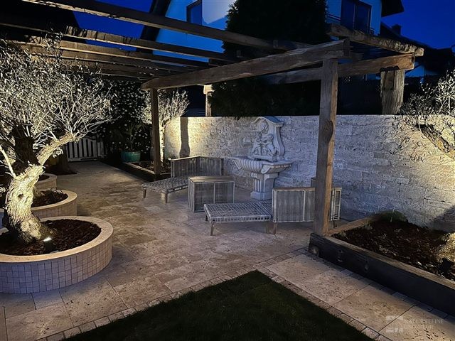Lounge mit stimmungsvoller Beleuchtung – Travertin-Mauersteine Classic