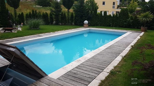 Geradlinige Einfassung am Pool – Travertin-Poolrandplatte Light – 61 × 30,6 × 3 cm