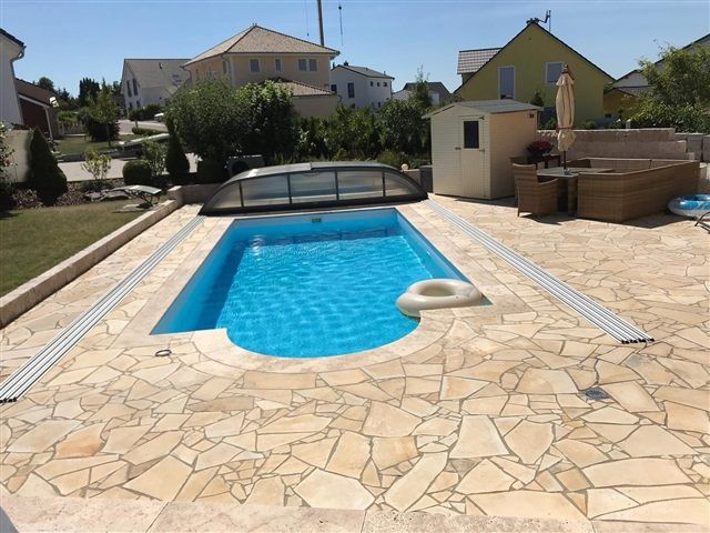 Poolumrandung mit lebendiger Struktur – Travertin-Polygonalplatten Classic – 3 cm