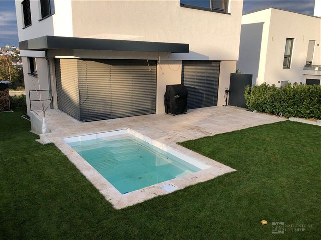 Kleiner Pool, klare Gestaltung – Travertin-Terrassenplatten Classic – 61 × 40,6 × 3 cm