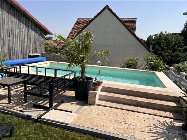 Poolterrasse mit Sitzbereich – Travertin-Terrassenplatten Classic – 61 × 40,6 × 3 cm