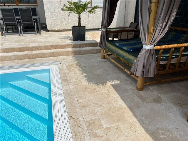 Poolrand mit angrenzenden Stufen – Travertin-Terrassenplatten Light – Römischer Verband, 3 cm