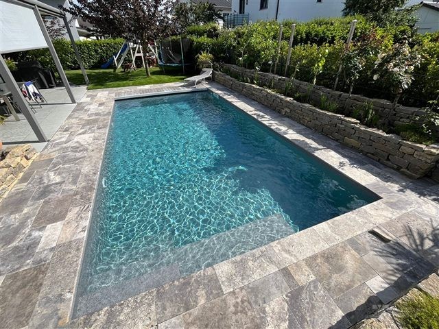 Poolgarten mit Natursteinmauern – Travertin-Terrassenplatten Silver – Römischer Verband, 3 cm