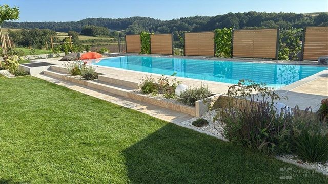 Naturstein rund um die Wasserfläche – Travertin-Blockstufen