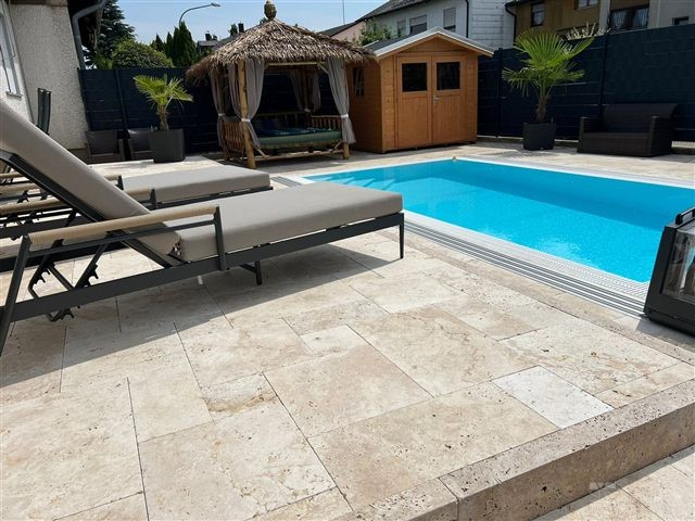 Ein Sitzplatz direkt am Pool – Travertin-Terrassenplatten Classic – Römischer Verband, 3 cm