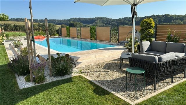 Poolgarten mit weitem Blick – Travertin-Randstein Classic – 100 × 25 × 7,5 cm