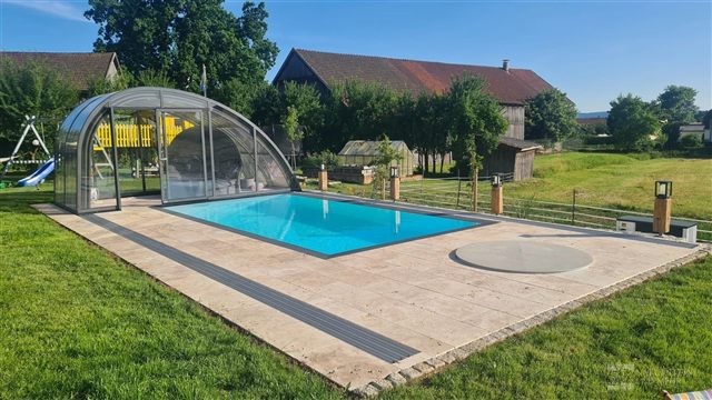 Poolgarten mit Sonnenplatz – Travertin-Terrassenplatten Classic – 61 × 40,6 × 3 cm