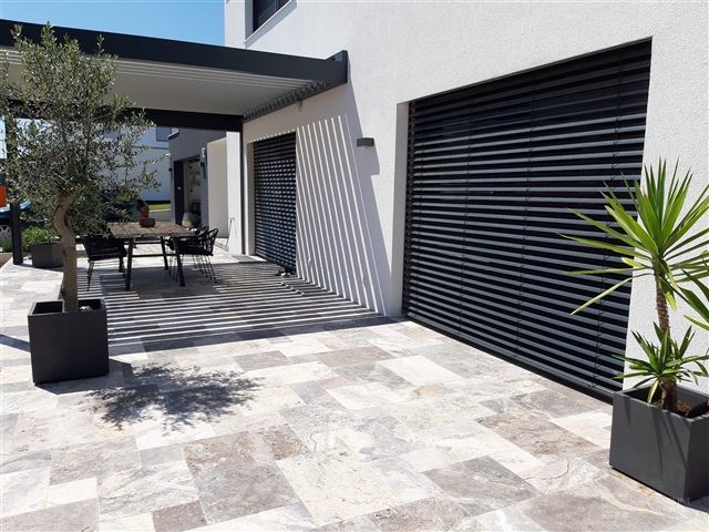 Wohnen zwischen Haus und Garten – Travertin-Terrassenplatten Silver – Römischer Verband, 3 cm