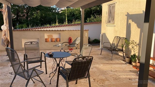Ein sonniger Platz zum Verweilen – Travertin-Terrassenplatten Classic – Römischer Verband, 3 cm
