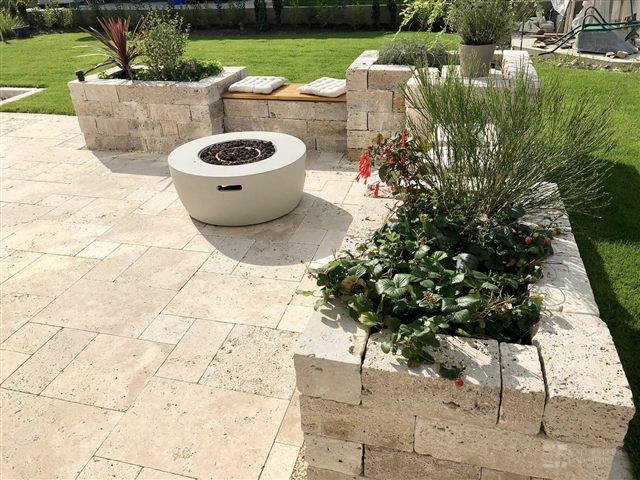 Terrasse zwischen Beeten und Rasen – Travertin-Terrassenplatten Classic – Römischer Verband, 3 cm