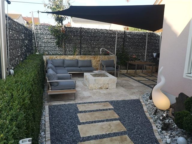 Ein geschützter Gartenhof – Carrara-Marmorsplitt Schwarz – 16–22 mm