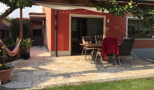 Ein geschützter Platz im Grünen – Travertin-Terrassenplatten Classic – Römischer Verband, 3 cm
