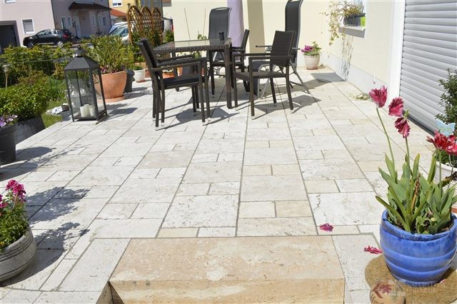 Helle Terrasse am Haus – Travertin-Terrassenplatten Light – Römischer Verband, 3 cm