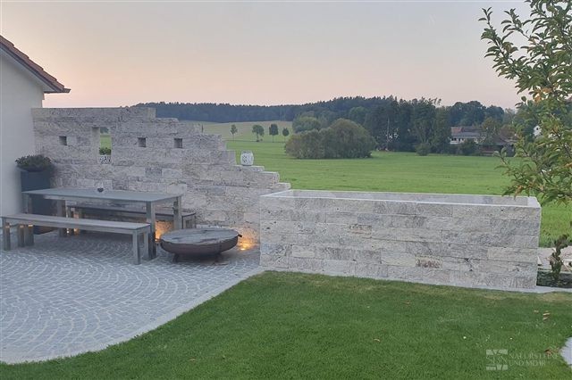 Sitzplatz mit Blick ins Grüne – Travertin-Mauersteine Silver