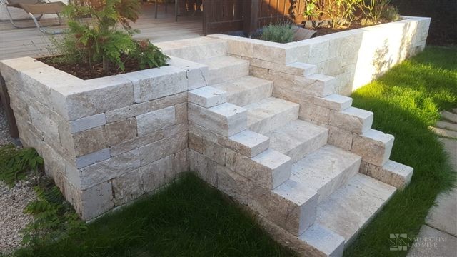 Gartenstufen mit seitlicher Einfassung – Travertin-Mauersteine Classic