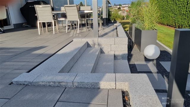 Klare Linien auf mehreren Ebenen – Granit-Blockstufen