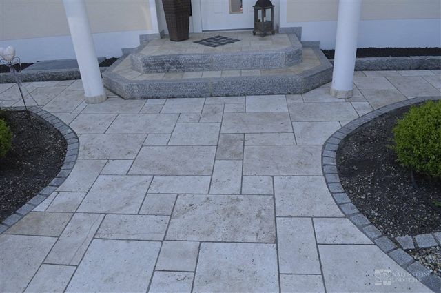 Einladender Hauseingang – Travertin-Terrassenplatten Light – Römischer Verband, 3 cm