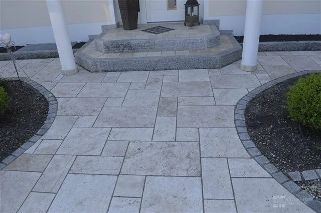 Schodiště: Travertinová terasová dlažba Light — římská skladba, 3 cm, Žulové dlažební kostky Bergama · šedá — 8 × 10 × 10 cm