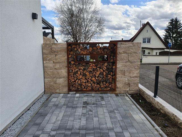 Zufahrt mit Natursteindetails – Travertin-Mauersteine Classic