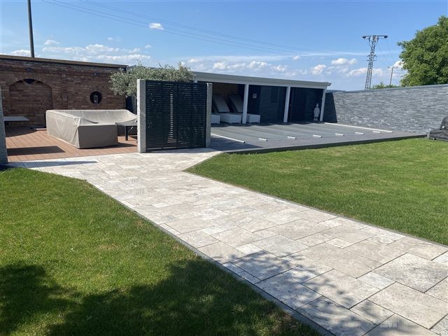 Gartenwege zur überdachten Lounge – Travertin-Terrassenplatten Silver – Römischer Verband, 3 cm