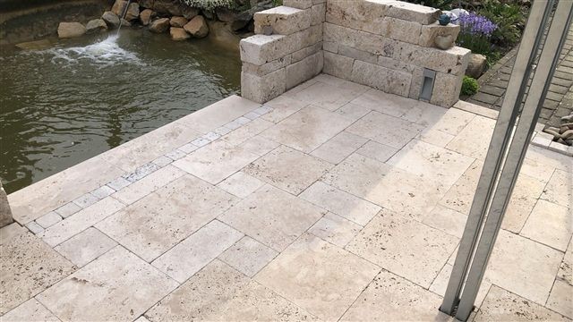 Naturstein direkt am Gartenteich – Travertin-Terrassenplatten Light – Römischer Verband, 3 cm