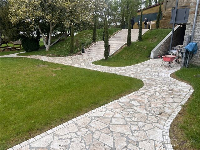 Ein Gartenweg durch das Grün – Travertin-Polygonalplatten Classic – 3 cm