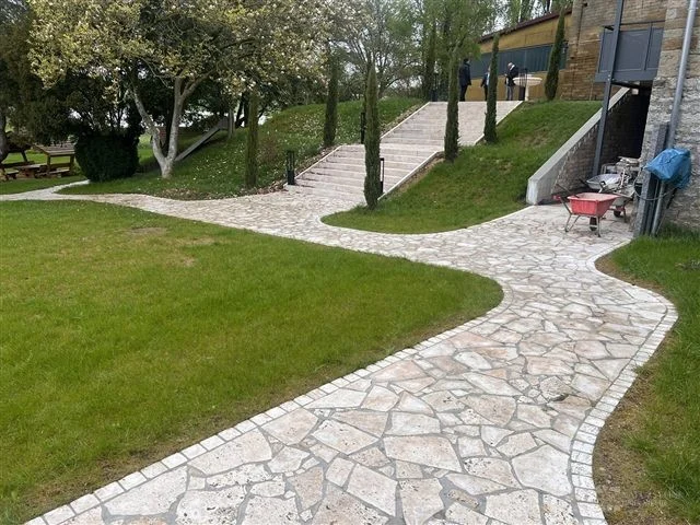 Pathways: Travertine crazy paving Classic — 3 cm, Travertine paving blocks Classic — 10 × 10 × 7.5 cm, Block steps