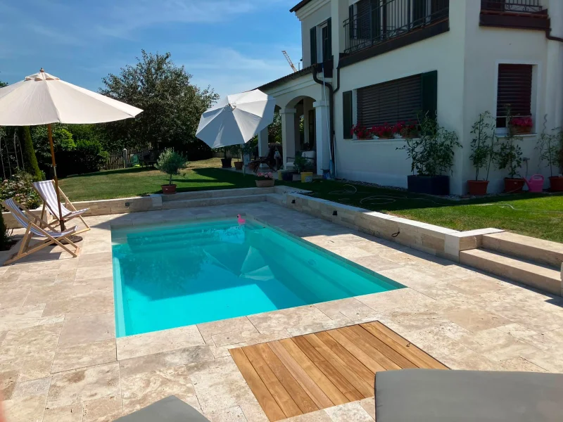 Travertin Poolterrasse mit Holzdeck-Einlage direkt am Haus