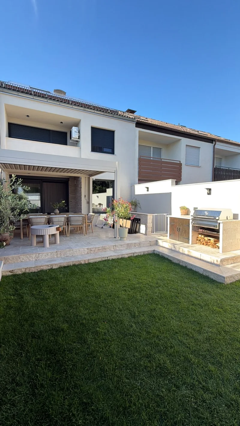 Travertin Terrasse mit Pergola: Wohnkomfort im Freien