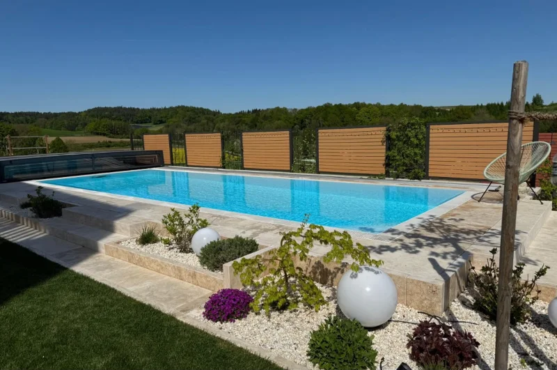 Moderner rechteckiger Pool mit Travertin Umrandung und Kiesbeeten