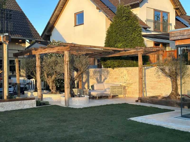 Luxuriöse Gartenanlage mit Pergola, Olivenbäumen und Travertin Sitzmauer mit Brunnenrelief