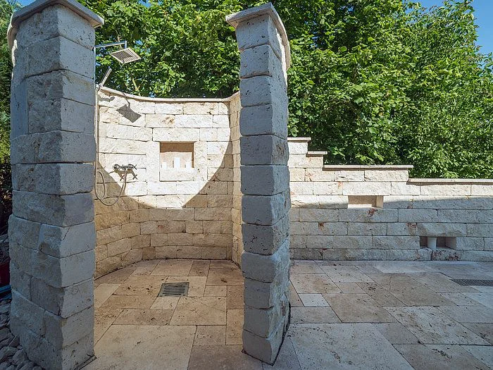 Gartendusche und Grillplatz aus Travertin: zeitlose Gartenideen