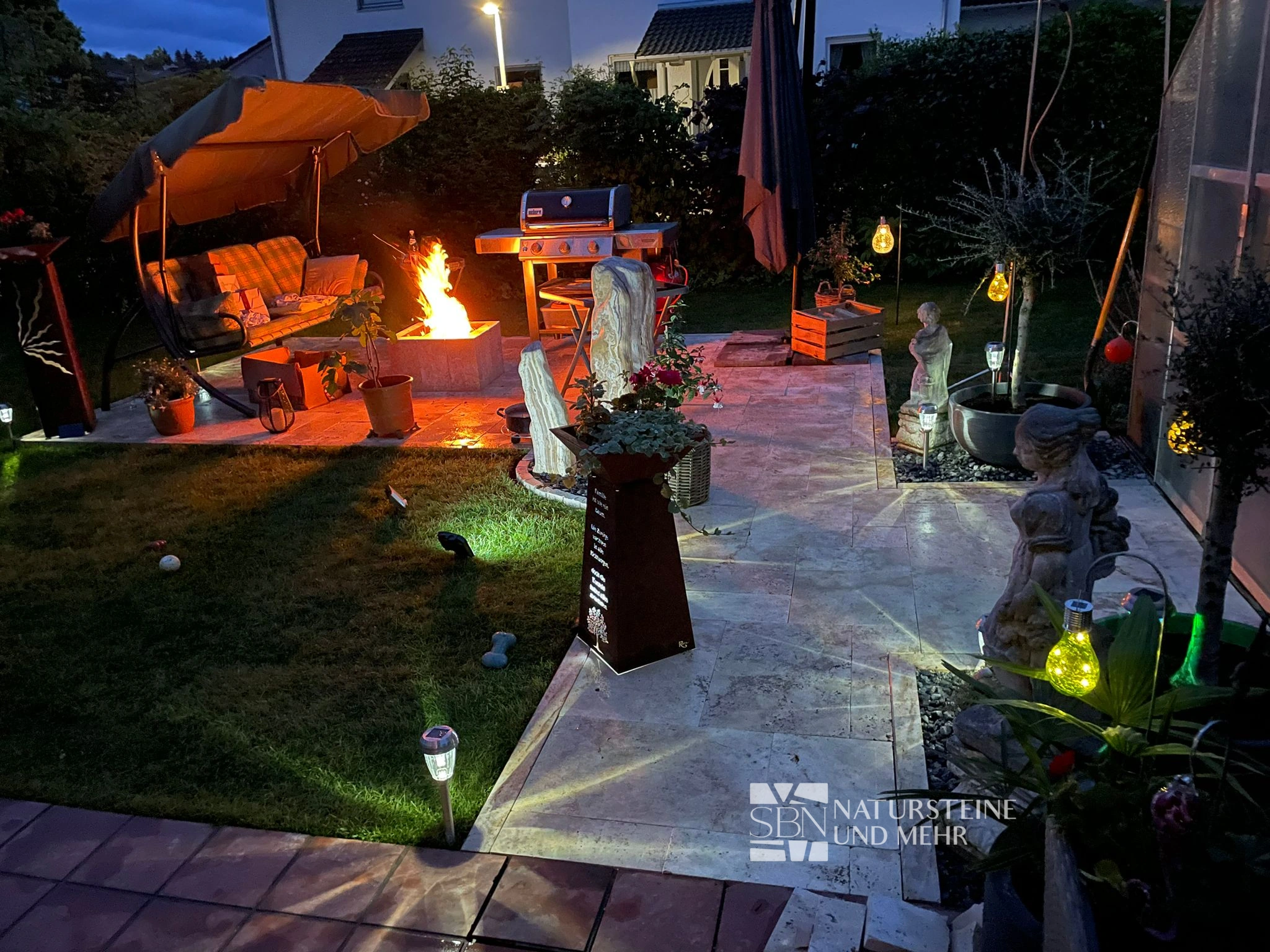 Ein Abend auf der Travertin-Terrasse: Licht, Feuer und Lieblingsplätze