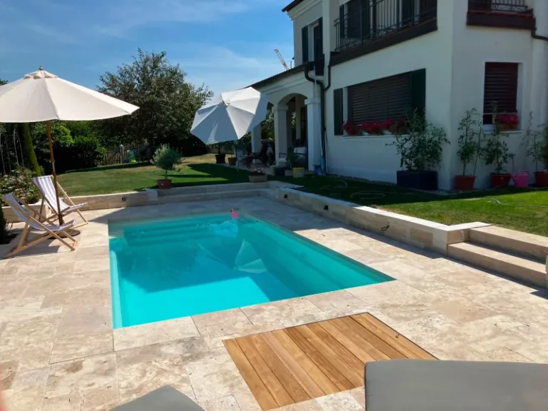 Travertin Poolterrasse mit griffiger, getrommelter Oberfläche