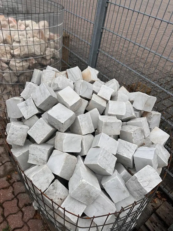 Carrara marble setts white — ≈ 8 × 8 × 10 cm