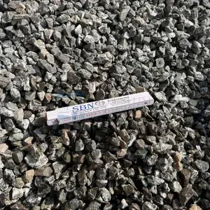 Alpensplit grijs-antraciet met witte aders — 16–22 mm