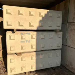 Interlocking concrete block with studs — 180 × 60 × 60 cm