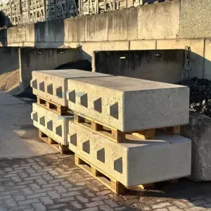 Interlocking concrete block with studs — 160 × 40 × 80 cm