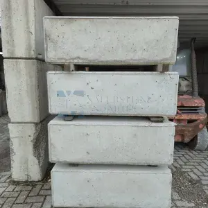 Concrete block option: smooth top without studs