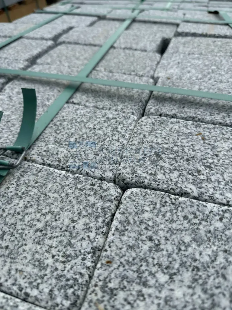 Granite setts Bergama · grey — 8 × 10 × 20 cm