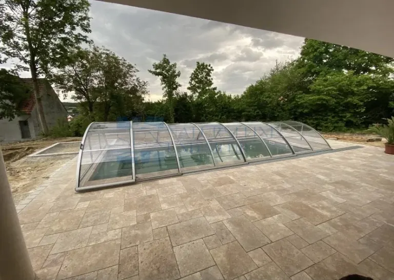 Dallage de terrasse en travertin Noce — opus romain, 3 cm