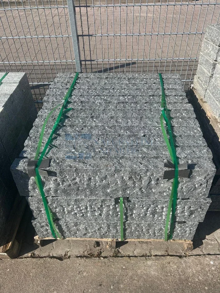 Granit Randsteine dunkelgrau allseits gestockt 8x25x100 cm – Bordsteine Garten & Einfahrt