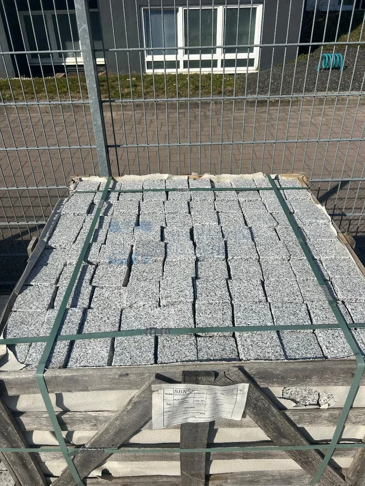 Granit Pflastersteine 9×9×9 cm – geflammt, gesägt & gespalten
